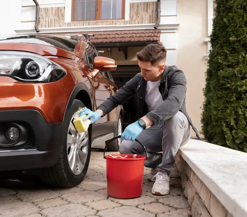 Lavage auto à domicile Dordogne : professionnel intervenant sur un véhicule